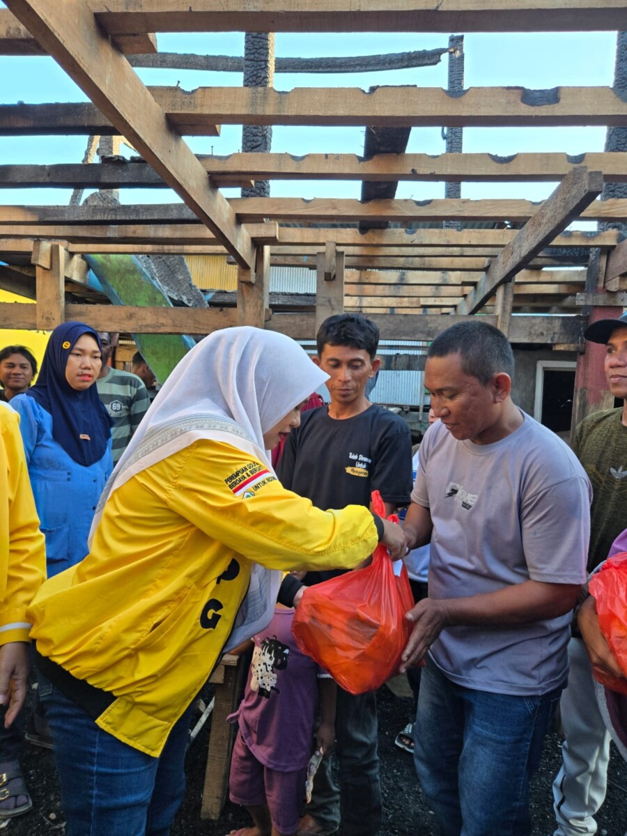 Kepedulian yang Menyala di Tengah Reruntuhan: Golkar Sinjai Turun Tangan Bantu Korban Kebakaran