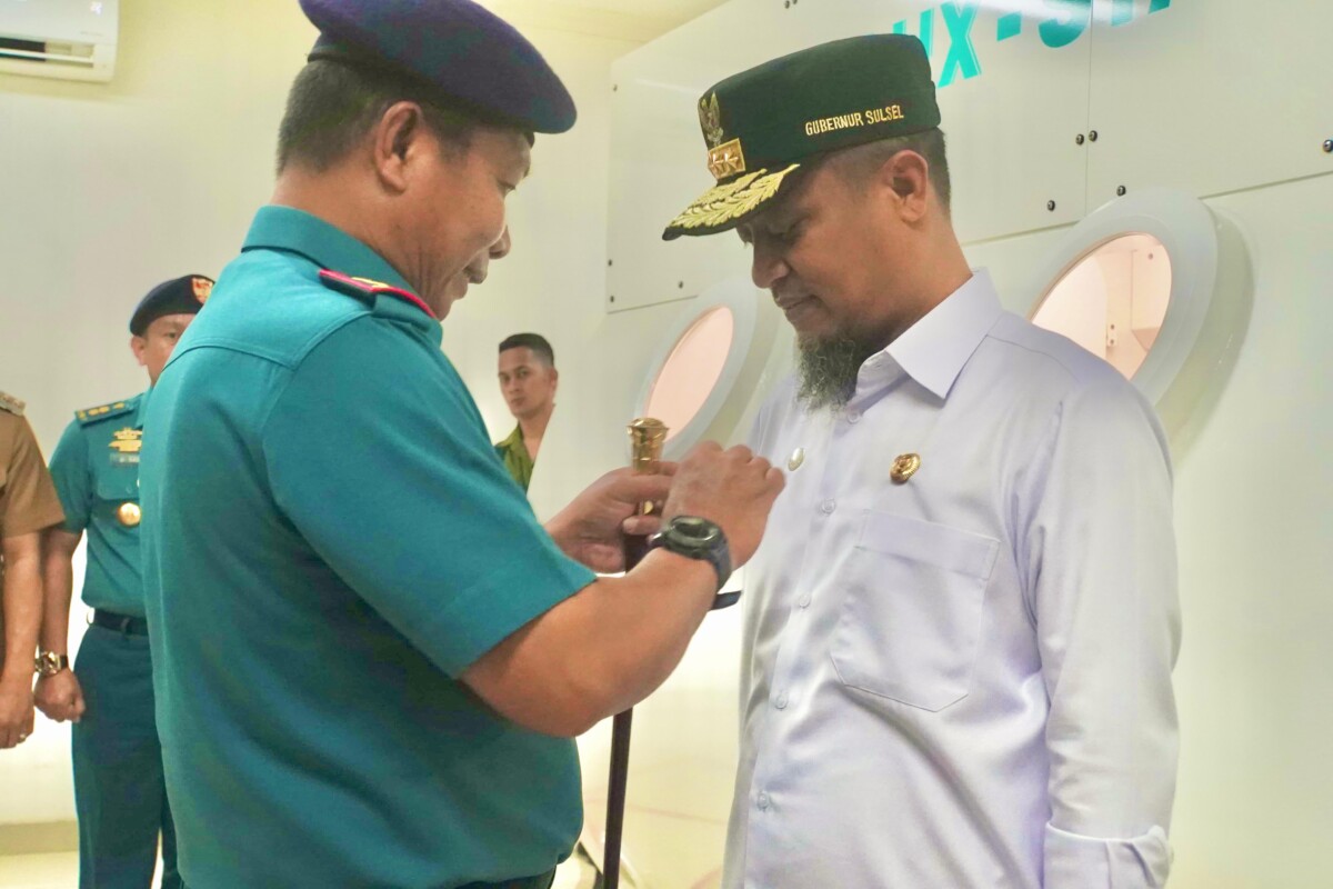 Dankodaeral VI Sematkan Brevet Kehormatan Kesehatan Penyelaman dan Hiperbaric Kepada Gubernur Sulsel