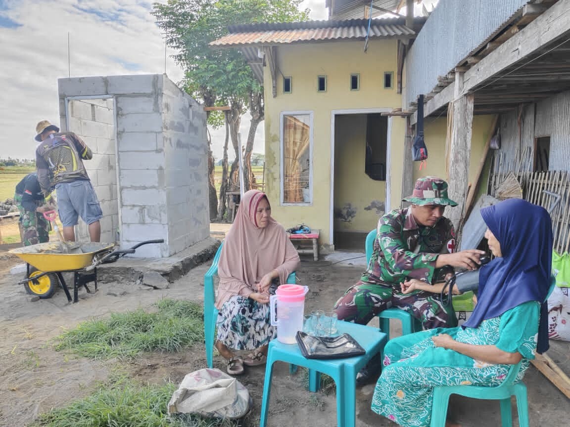 Satgas Pelayanan Kesehatan TMMD Periksa Kesehatan Warga