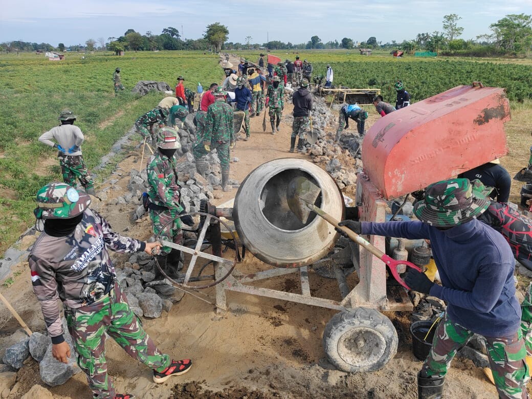 Tuntaskan Sasaran Fisik Sesuai Rencana, Satgas TMMD Bersama Masyarakat Terus Semangat Bekerja
