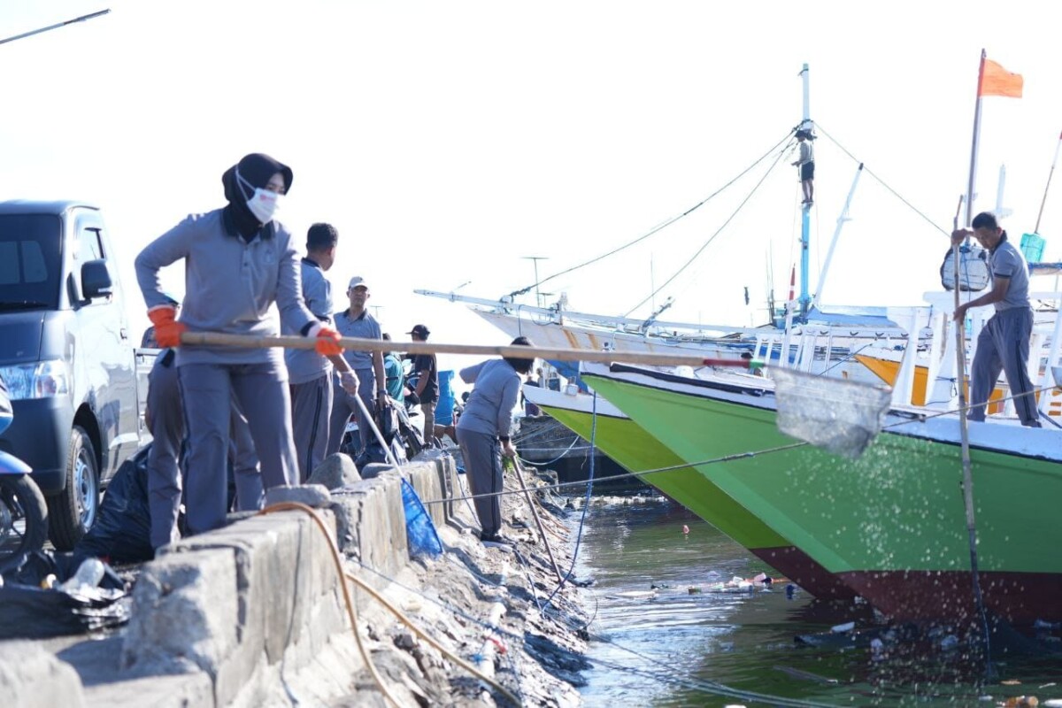 Wujud Nyata Peduli Lingkungan, Polres Pelabuhan Makassar Gelar Gerakan Bersih Laut dan Pantai