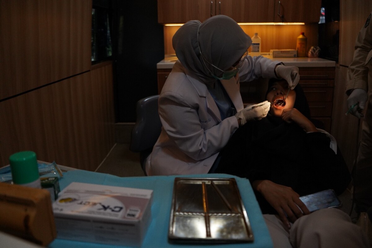 Klinik Mobil RSGM Ladokgi TNI AL Yos Sudarso Makassar: Menyentuh Hati, Melayani dengan Kasih untuk Senyum Sehat Masyarakat Kota Makassar