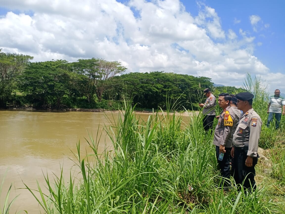 Kapolres Enrekang Tinjau Sungai Saddang Tempat Driver Ekspedisi Dinyatakan Hilang