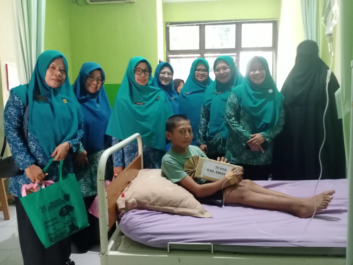 Ratnawati Yusuf Ritangnga Diwakili Anggotanya Memberikan Bingkisan Pada Kegiatan Operasi Bibir Sumbing Dan Lelangit