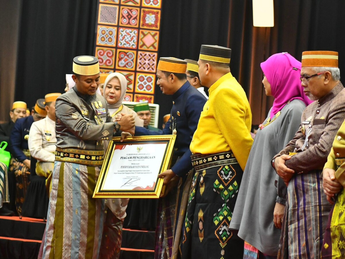 Pemkab Enrekang Terima Penghargaan Sebagai Kabupaten Dengan TPT Terendah di Sulsel