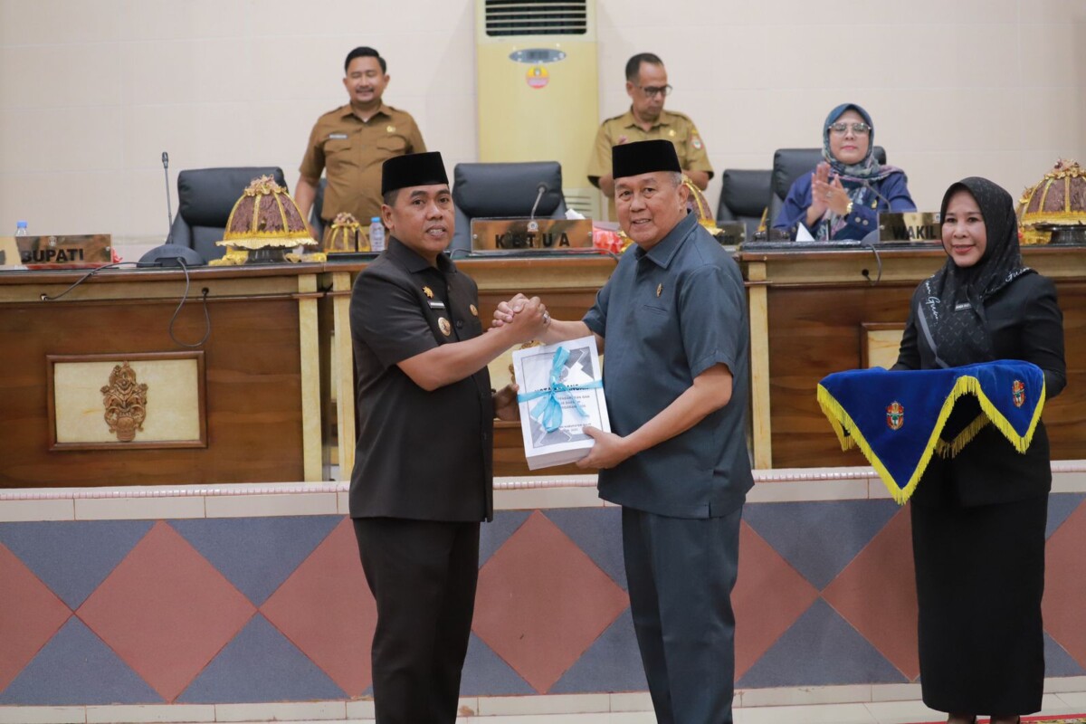 Bupati Wajo, Andi Rosman Serahkan Ranperda APBD 2026