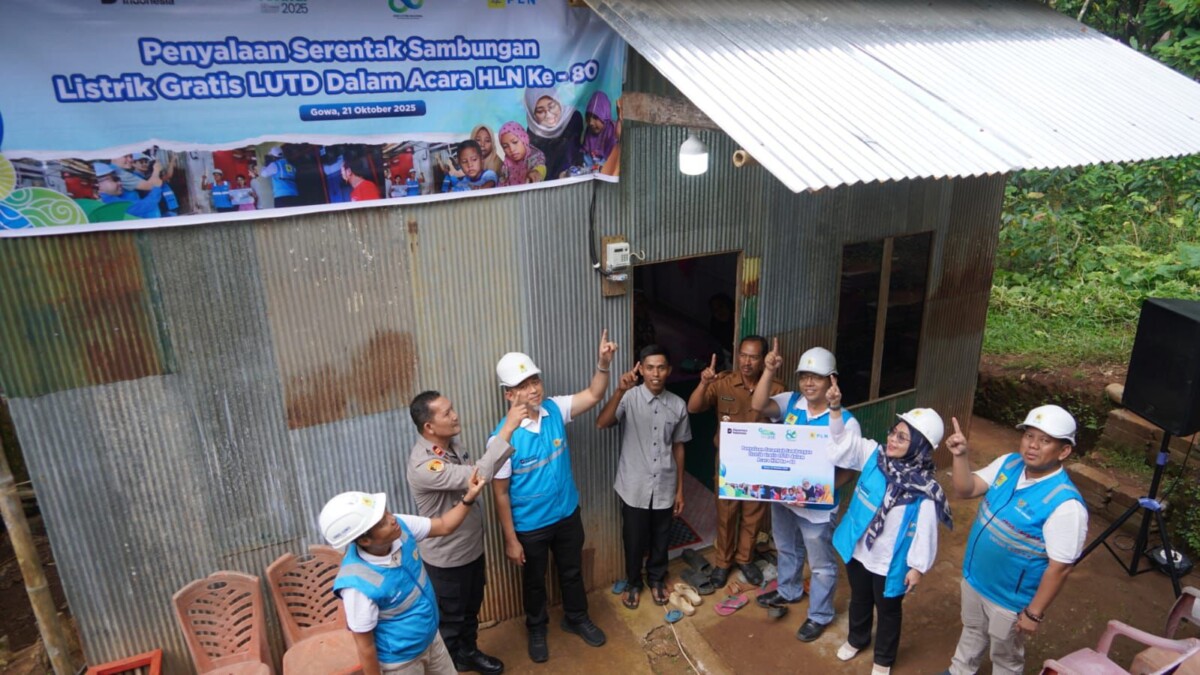 Sambut HLN ke-80, Donasi Insan PLN UID Sulselrabar Bantu Terangi 448 Rumah