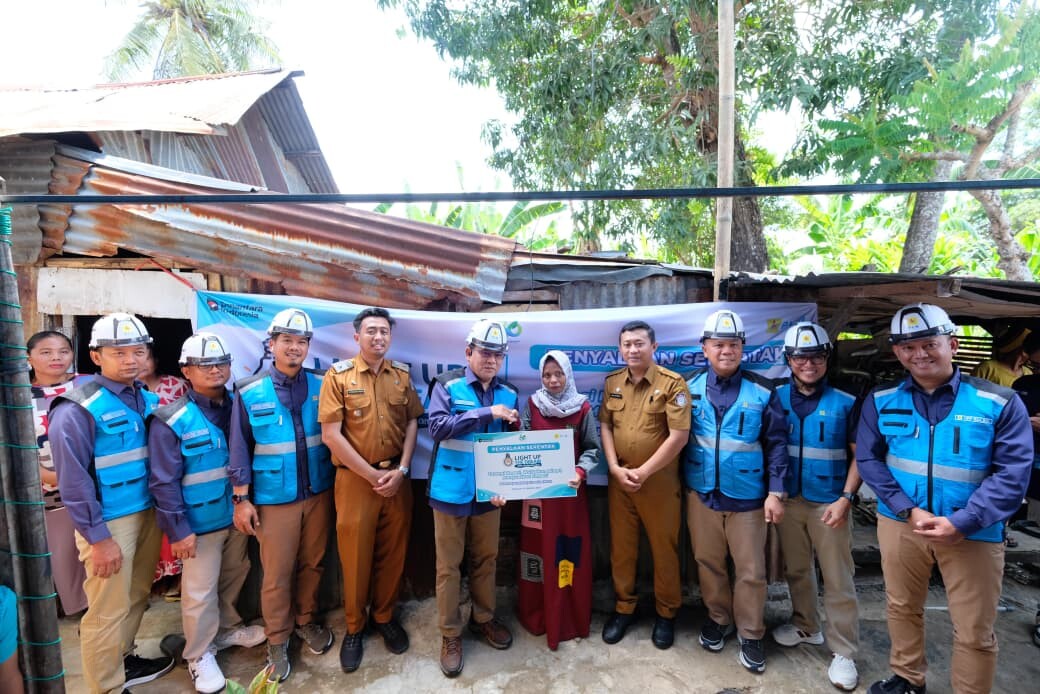 Menyambut HLN ke 80, Pegawai PLN UIP Sulawesi Nyalakan Listrik Gratis Kepada 41 Keluarga Prasejahtera