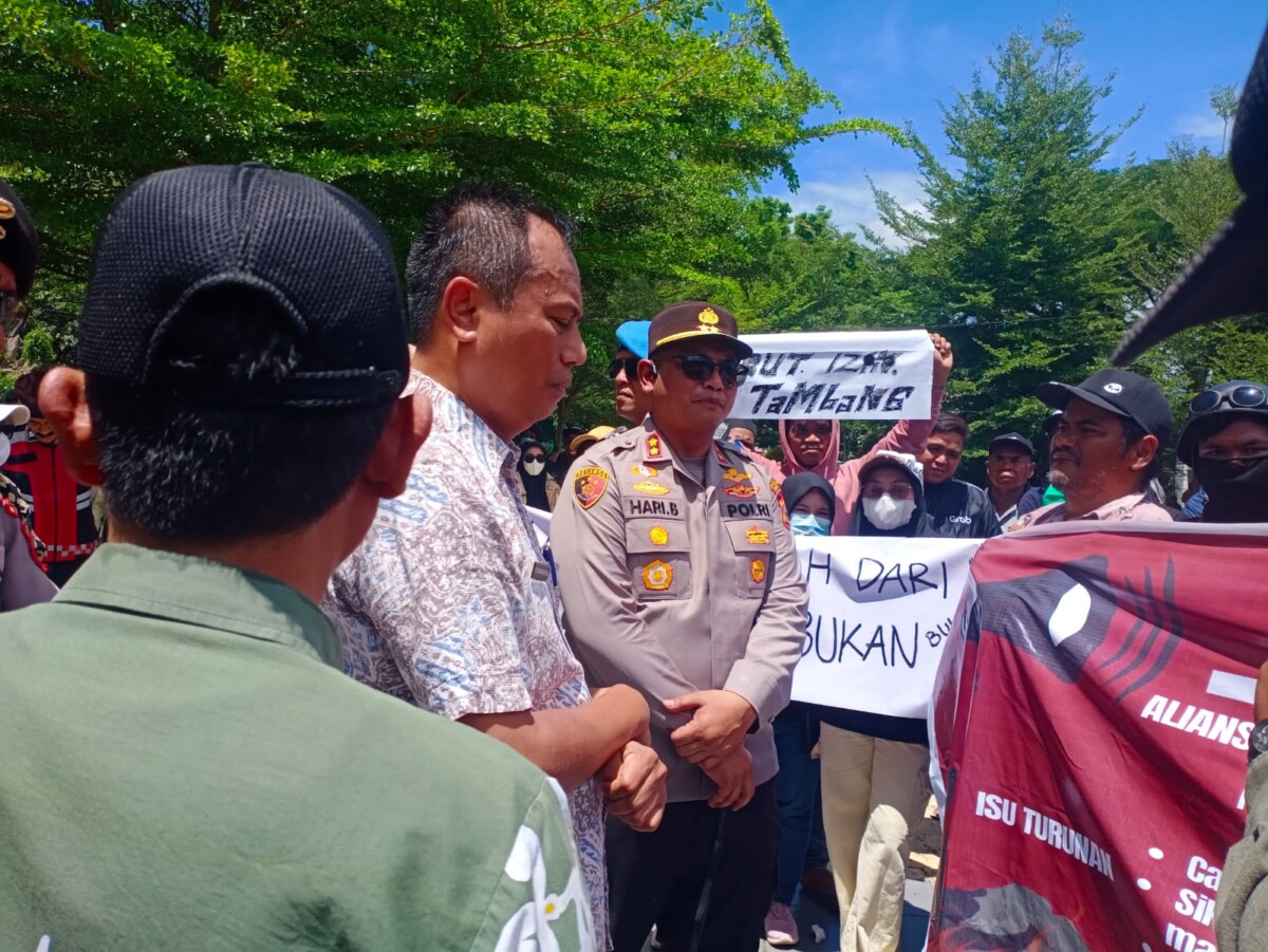 Bupati Enrekang Dialog Dengan Pengunjuk Rasa Melalui Video Call