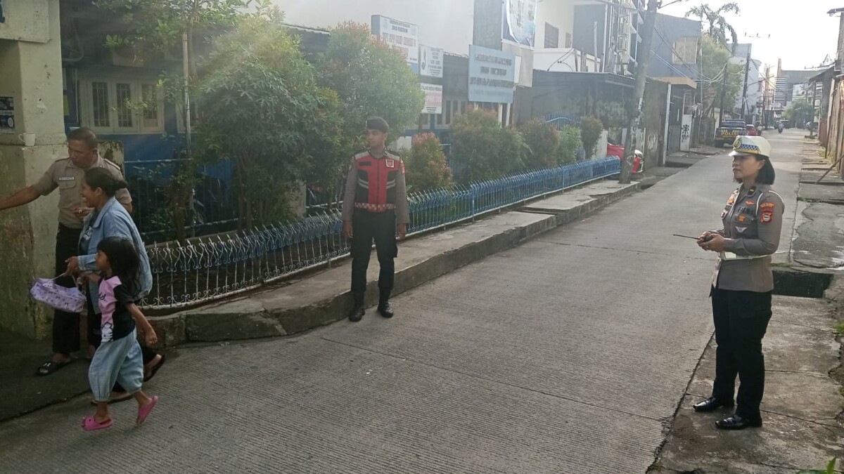 Cegah Kecelakaan Pelajar, Polres Pelabuhan Makassar Gencar Atur Lalu Lintas di Depan Sekolah