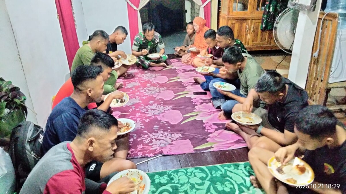 Indahnya Kebersamaan Satgas TMMD di Rumah Orang Tua Asuh, Sederhana Namun Terasa Nikmat Sekali