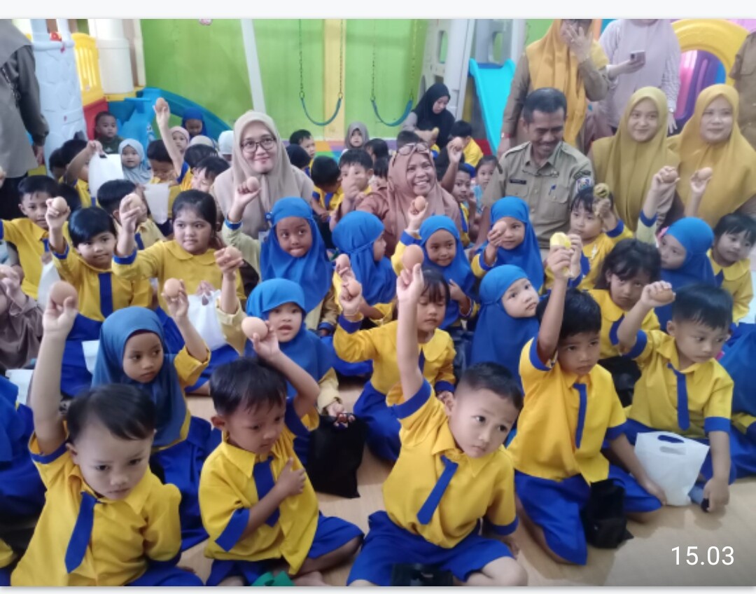 Pemkab Enrekang Bagikan 500 ButirTelur Rebus Pada Kegiatan Gerakan Gemar Makan Telur