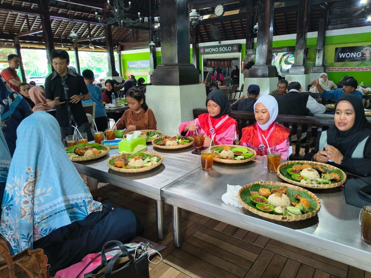 RM Ayam Bakar Wong Solo Makassar Hadirkan Nasi Liwet Sunda, Cocok untuk Santap Keluarga dan Syukuran