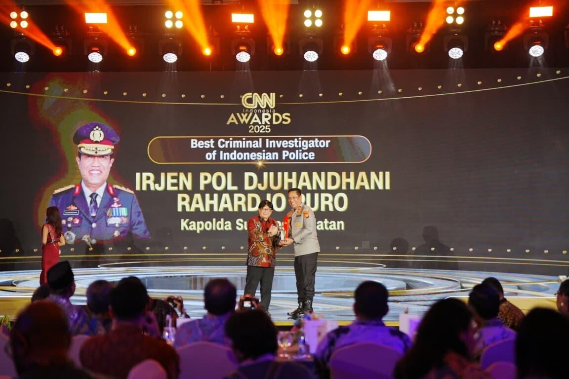 Irjen Pol Djuhandhani Terima Penghargaan Sebagai Penyidik Kriminal Terbaik Polisi Indonesia