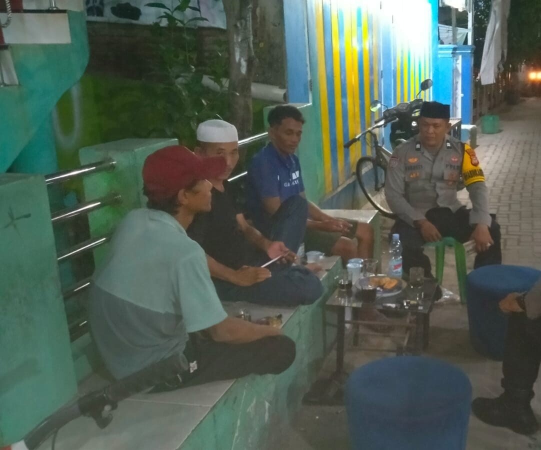 Polisi Menyapa di Pulau, Warga Barrang Lompo Sambut Hangat Patroli Dialogis Bhabinkamtibmas