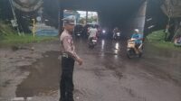 Genangan Air Picu Kemacetan, Polsek Ujung Tanah Hadir Beri Pelayanan Prima Genangan Air Picu Kemacetan, Polsek Ujung Tanah Hadir Beri Pelayanan Prima