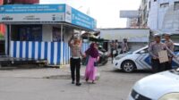 Satlantas Bantu Warga Menyebrang Jalan, Lalu Lintas Aman dan Nyaman di Pelabuhan Makassar Satlantas Bantu Warga Menyebrang Jalan, Lalu Lintas Aman dan Nyaman di Pelabuhan Makassar