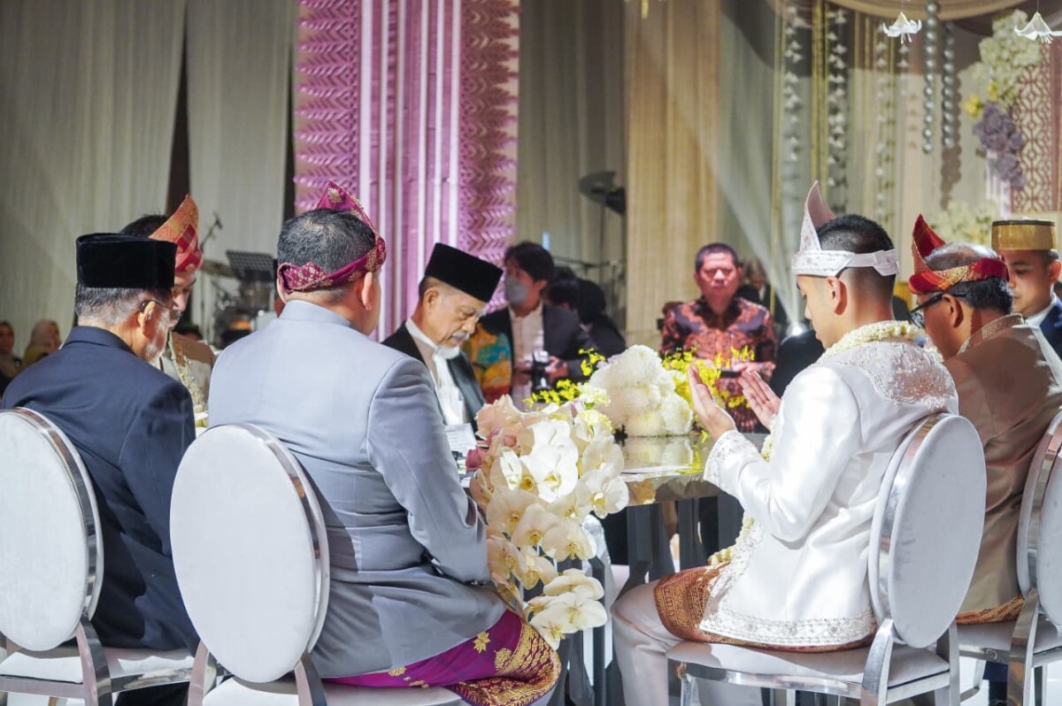 Perpaduan Adat Palembang, Makassar, dan Gorontalo Warnai Akad Pernikahan Putra Ilham Arif Sirajuddin–Aliyah Mustika Perpaduan Adat Palembang, Makassar, dan Gorontalo Warnai Akad Pernikahan Putra Ilham Arif Sirajuddin–Aliyah Mustika