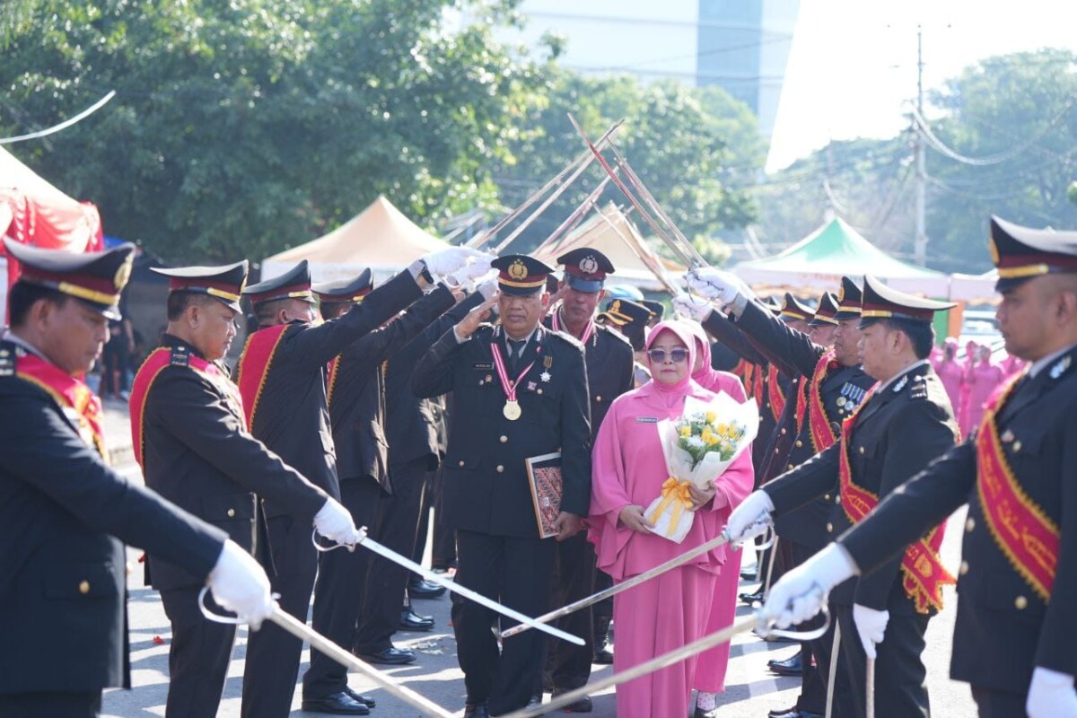 Pelepasan Purna Bakti Dua Personel Polres Pelabuhan Makassar Ditandai Tradisi Pedang Pora