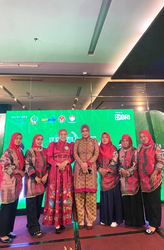 UMKM FIESTA 2025, Ketua Dekranasda Enrekang Raih Juara Favorit Fashion Show "Wastra Muslimah"