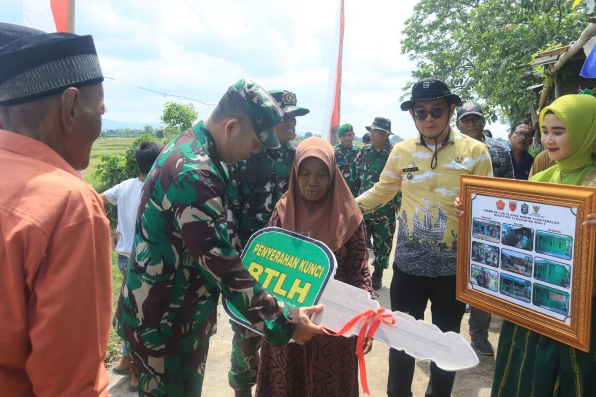 Momen Haru dan Bahagia Keluarga Penerima Bedah RTLH Program TMMD ke-126 Kodim 1426 Takalar