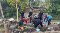 Gotong Royong Brimob Sulsel dan Warga Buka Jalan Baru bagi Masa Depan Pelajar di Soppeng