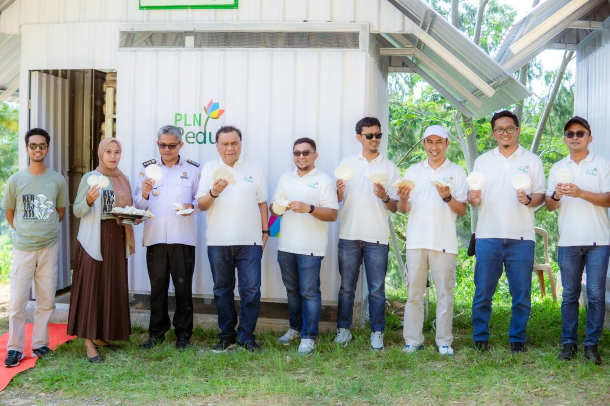 PLN Dorong Kemandirian Ekonomi Lewat Program TJSL “Kertajati” Budidaya Jamur Tiram di Desa Tede