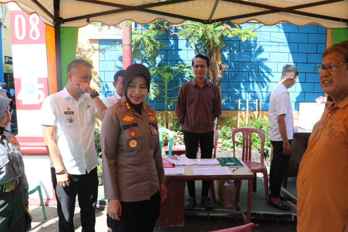Kapolres AKBP Rise Turun Langsung ke TPS Pastikan Pemilihan RT/RW Berjalan Kondusif