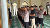 Salat Gaib Brimob Polda Sulsel Mengalir untuk Korban Bencana Alam di Sumatera Salat Gaib Brimob Polda Sulsel Mengalir untuk Korban Bencana Alam di Sumatera
