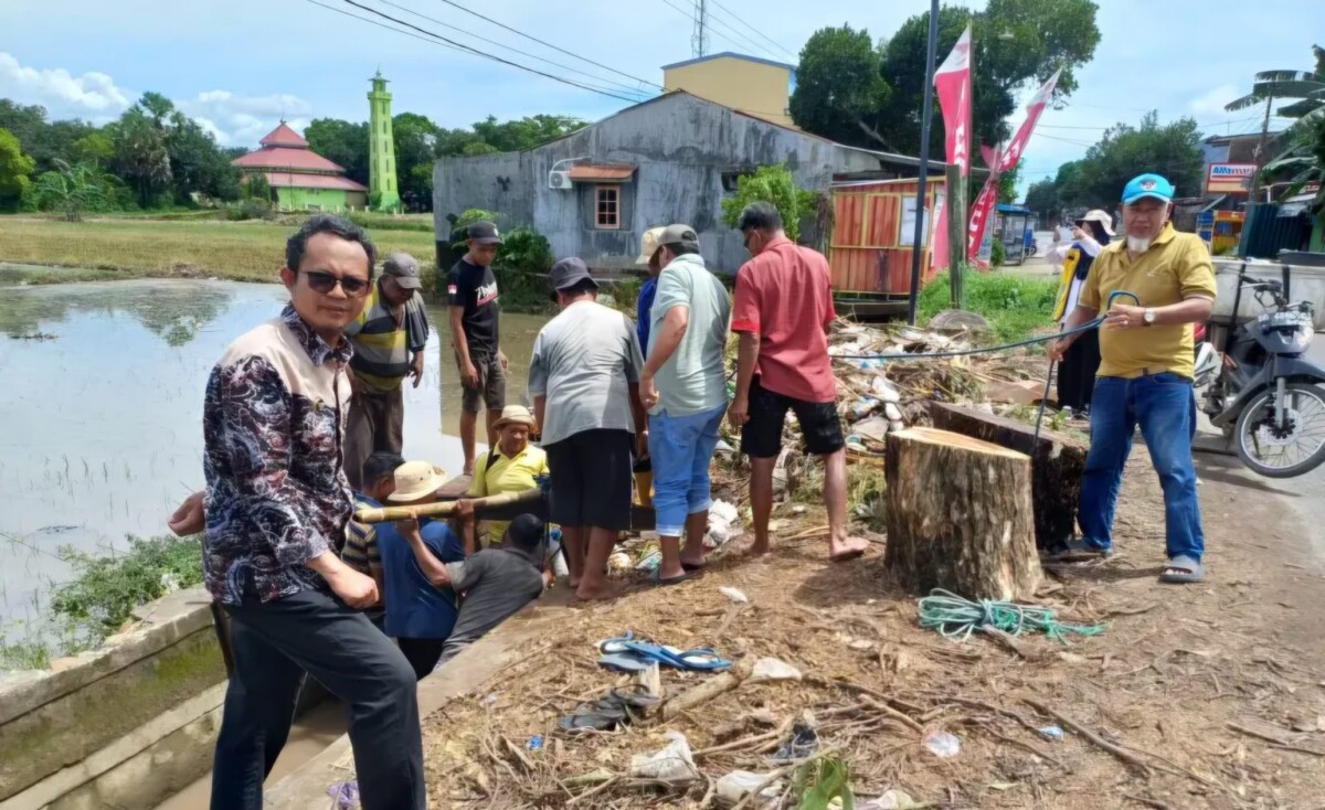 Kades dan Balai Pompengan Jeneberang Bantu Warga Bersihkan Saluran Irigasi