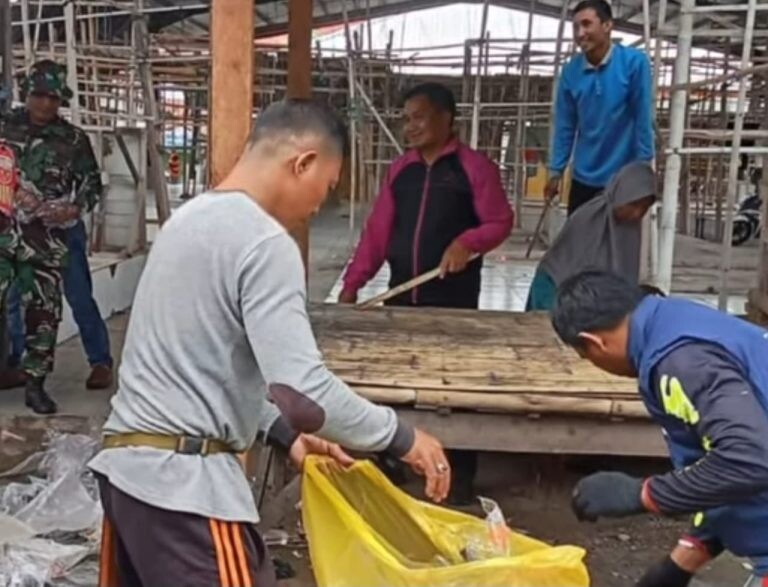 Lurah Kalabirang Zukri Terjun Langsung Kerja Bakti di Pasar Sentral Takalar