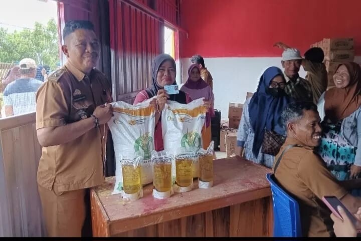 594 Warga Desa Bontomanai Takalar Terima Bantuan Pangan Beras dan Minyak Goreng