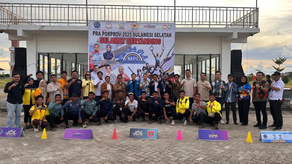 Ketua KNPI Sulsel Fadel Taufan Serahkan Medali ke Atlet Cabor Modern Pentathlon Peraih Prestasi di Pra Porprov Sulsel