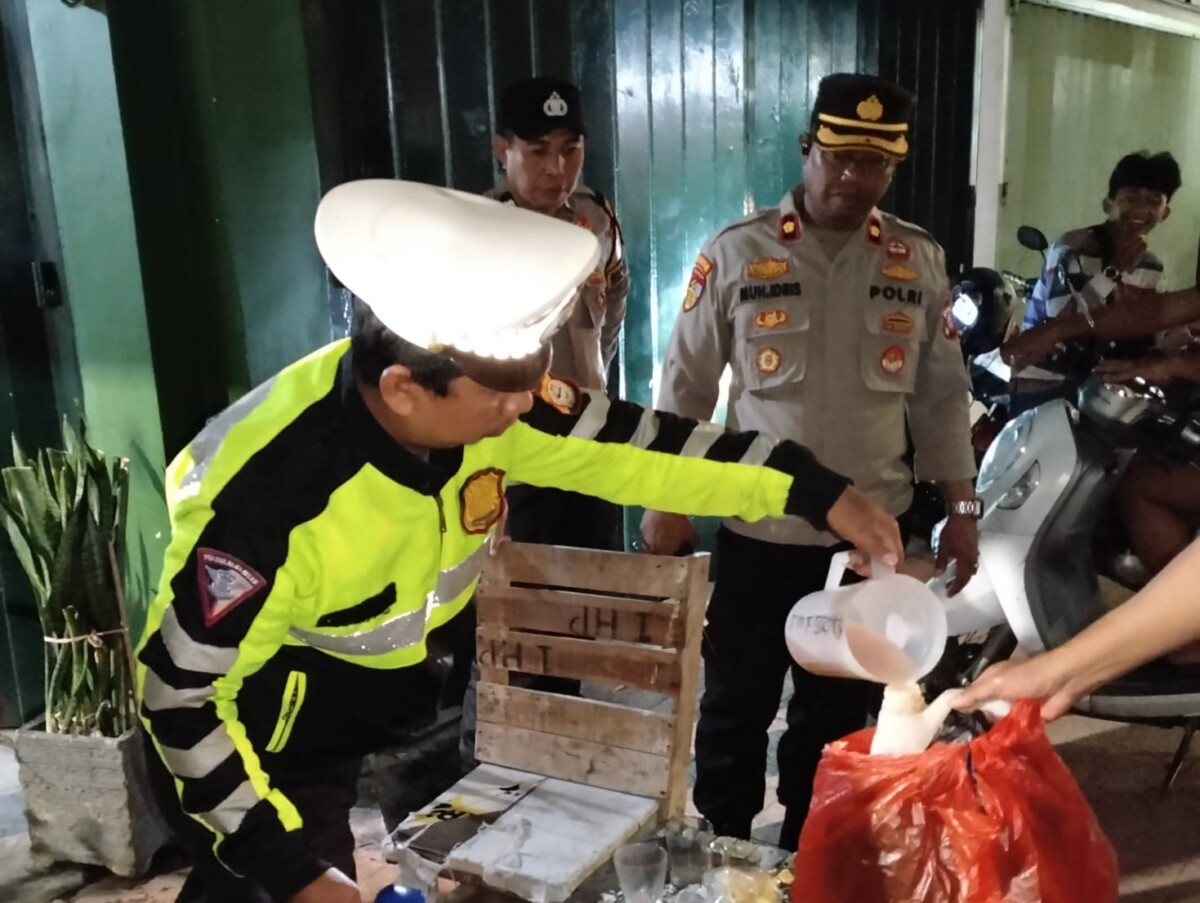 Cegah Gangguan Kamtibmas, Polsek Wajo Bubarkan Pesta Ballo di Pinggir Jalan