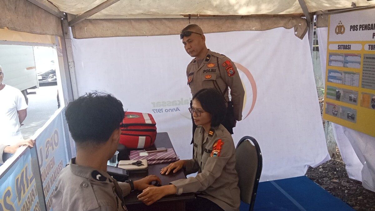 Pastikan Personel Tetap Prima, Sidokkes Polres Pelabuhan Makassar Periksa Kesehatan Petugas Pospam Ops Lilin 2025