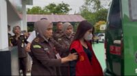 Kejari Sidrap Jebloskan ke Penjara Tersangka Pemilik Kosmetik MJB Kejari Sidrap Jebloskan ke Penjara Tersangka Pemilik Kosmetik MJB