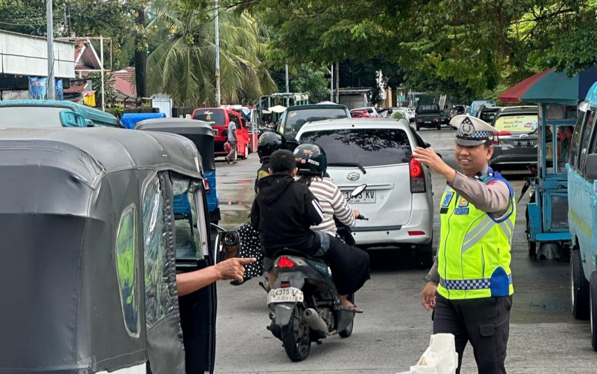 Melalui Ops Lilin 2025, Personel Polres Pelabuhan Makassar Sigap Urai Kemacetan di Pasar Sentral