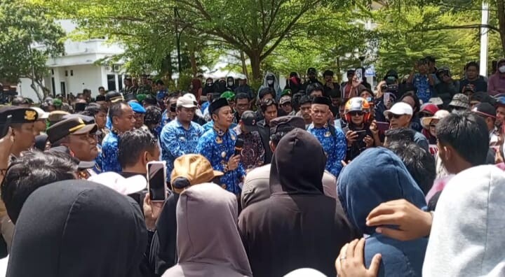Tolak Tambang Emas, Ratusan Warga Enrekang Datangi Bupati dan DPRD