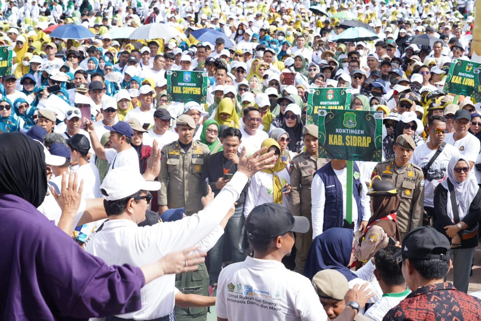 6075d433-b8be-4a73-8609-55be277ba225 Lepas Gerak Jalan Kerukunan, Menag: Kerukunan Modal Utama Pembangunan Bangsa