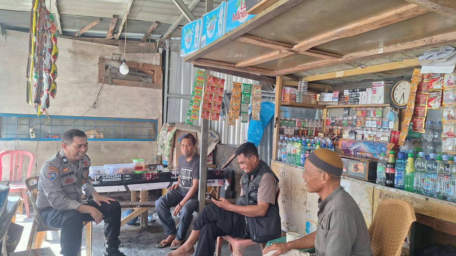IMG-20260108-WA0013 Dengan Canda Tawa, Bhabinkamtibmas Kelurahan Ende Pererat Kerukunan Bersama Warga