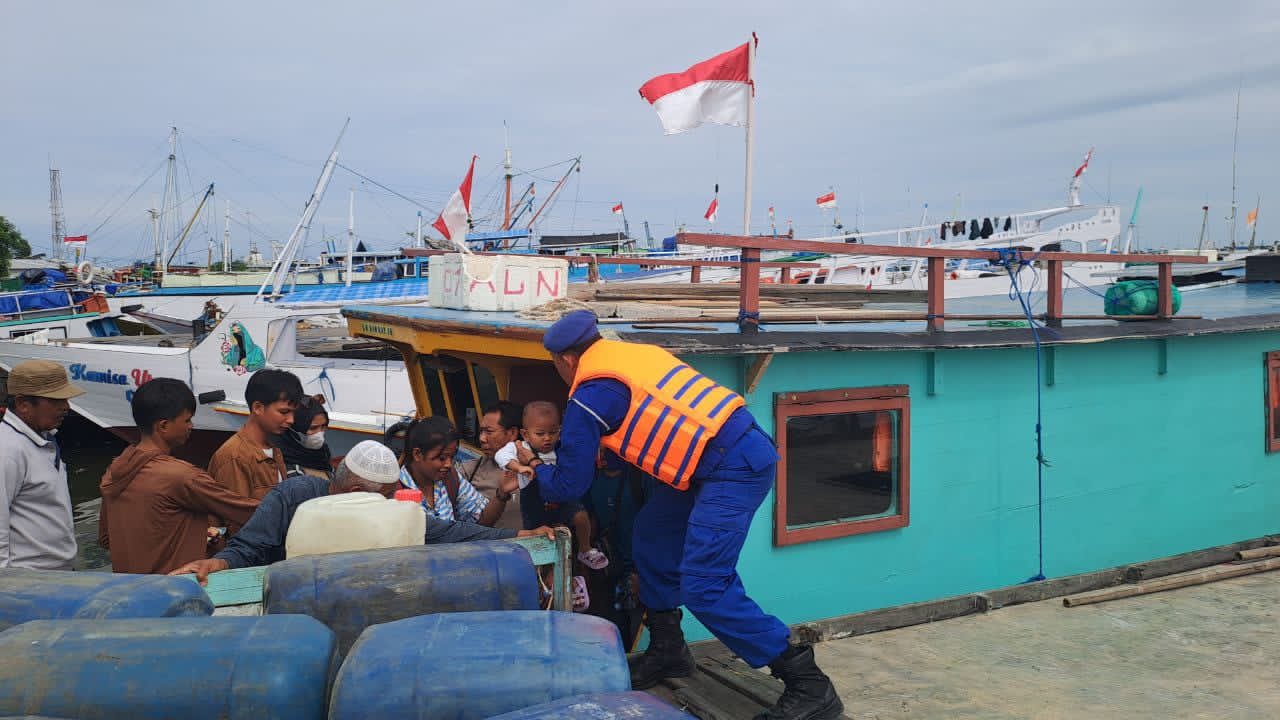 Bantu Masyarakat hingga Antisipasi Ancaman, Satpolairud Polres Pelabuhan Makassar Patroli Dialogis di Paotere