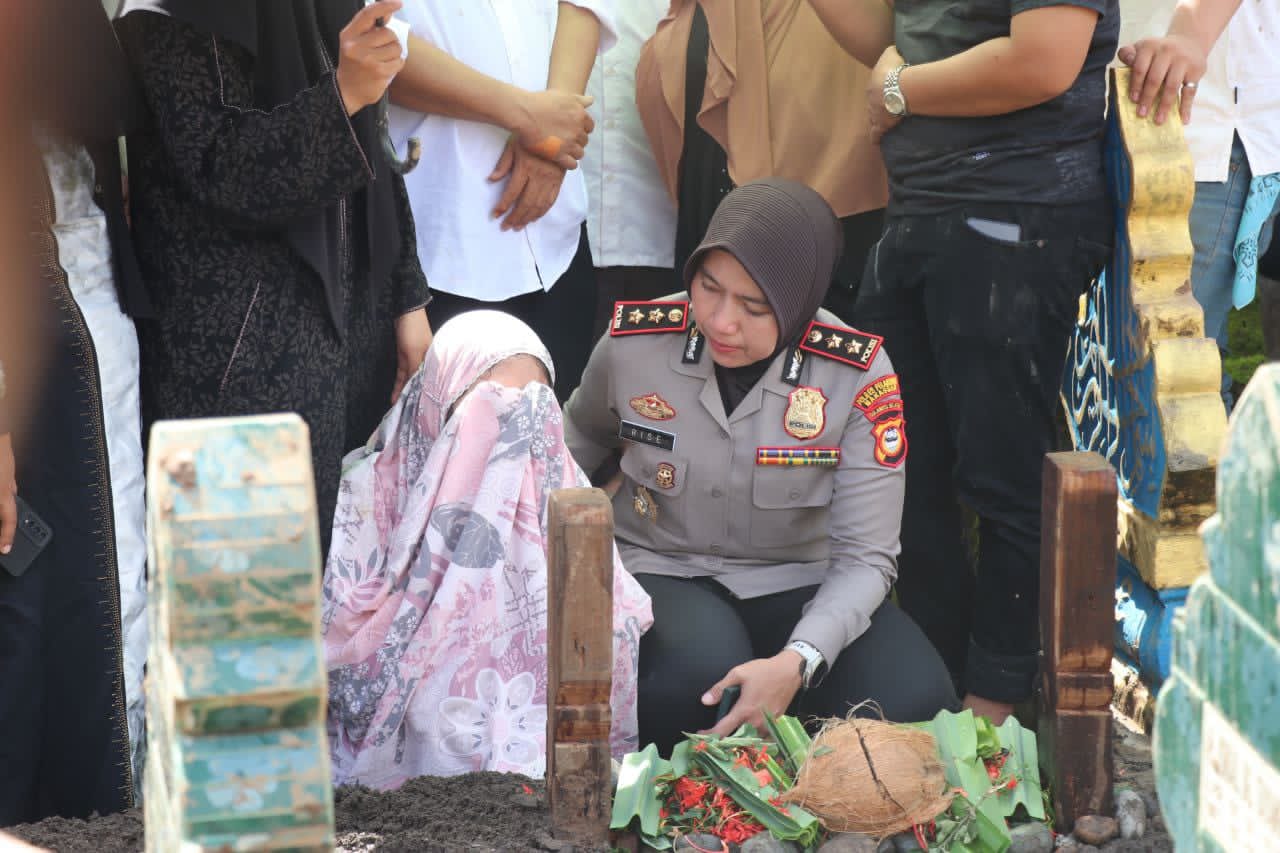 Di Tengah Duka, Kapolres Pelabuhan Makassar Hadir Menguatkan Keluarga Personelnya Di Tengah Duka, Kapolres Pelabuhan Makassar Hadir Menguatkan Keluarga Personelnya