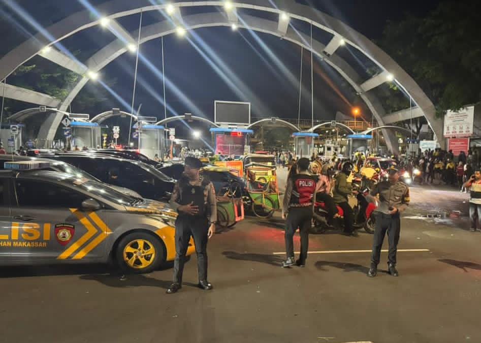 Kapal Sandar Tengah Malam, Polisi Perketat Pengamanan Pintu Keluar Masuk Pelabuhan Makassar Kapal Sandar Tengah Malam, Polisi Perketat Pengamanan Pintu Keluar Masuk Pelabuhan Makassar