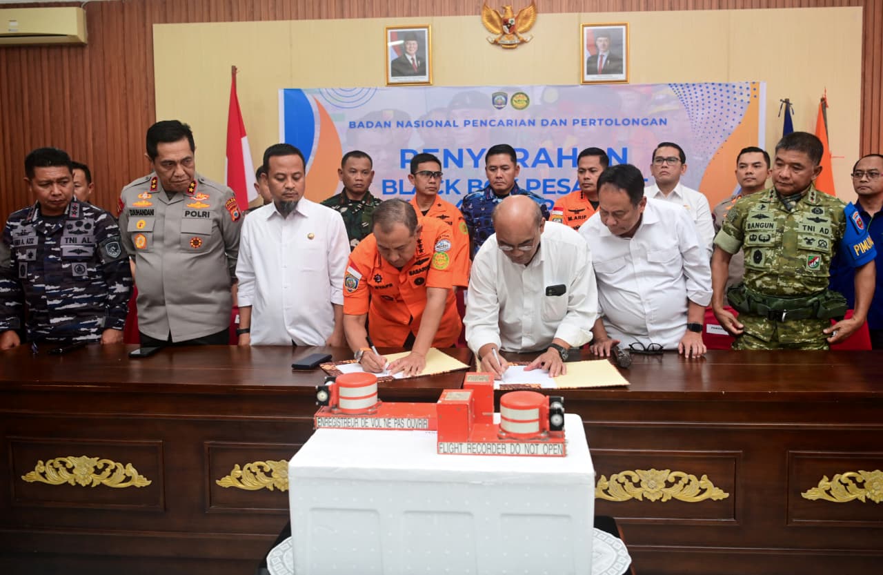 IMG-20260122-WA0020 Gubernur Sulsel Saksikan Penyerahan Black Box Pesawat ATR 42-500 di Basarnas Makassar