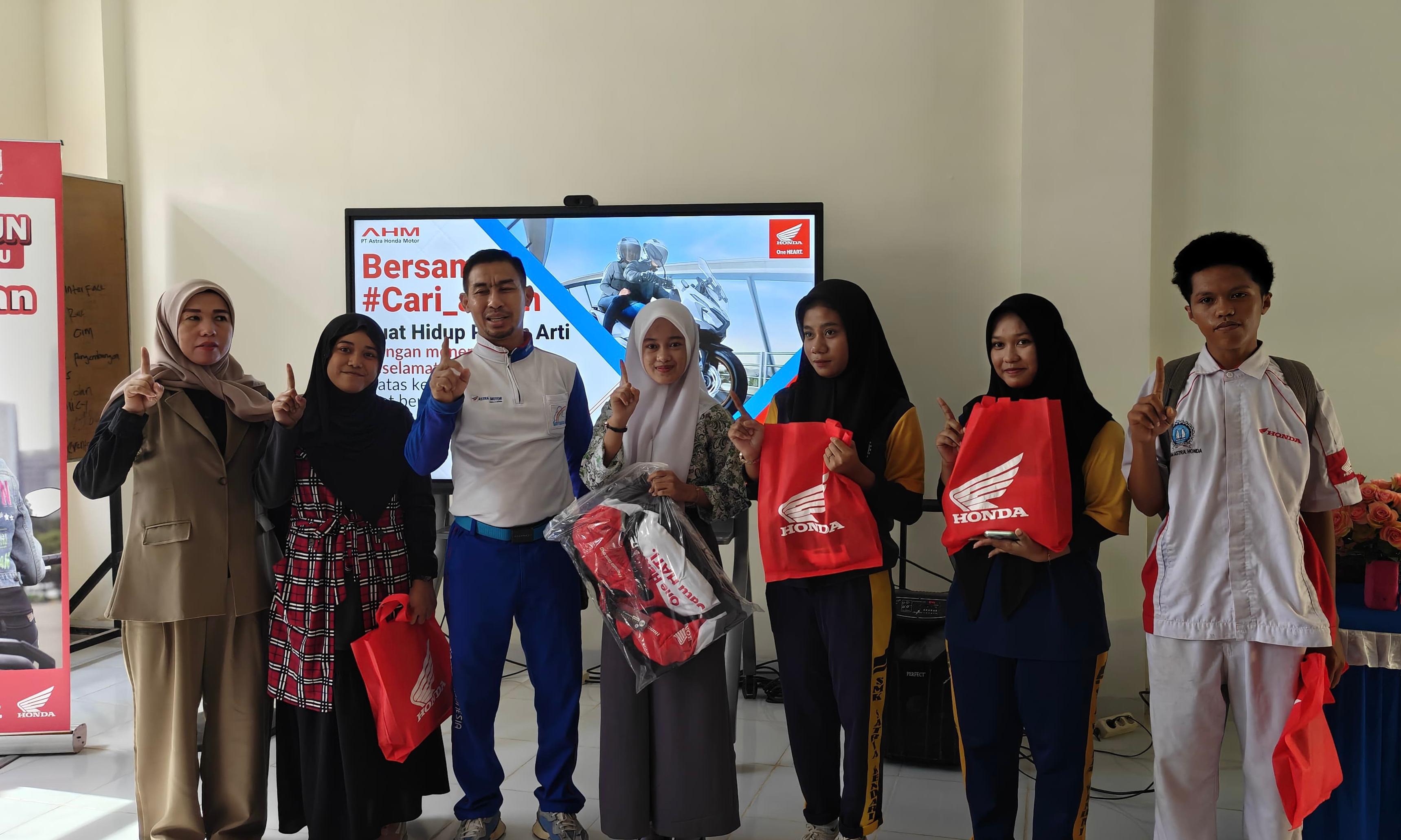 Tanamkan Kesadaran Safety Riding kepada Generasi Muda, Astra Motor Sulsel Sambangi SMK Satria Kendari