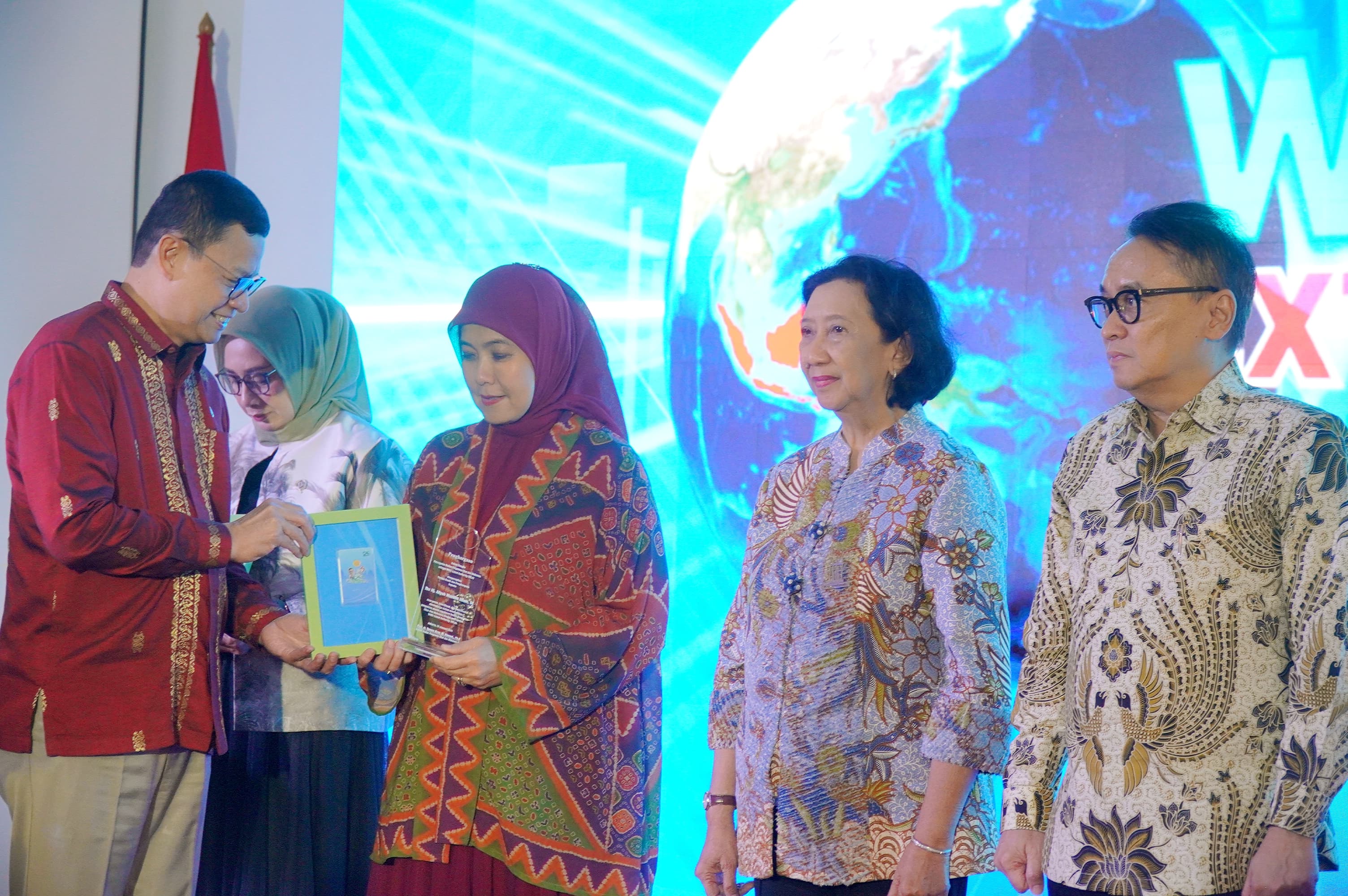 Aliyah Mustika Ilham Terima Penghargaan pada WLA Extravaganza BPOM RI