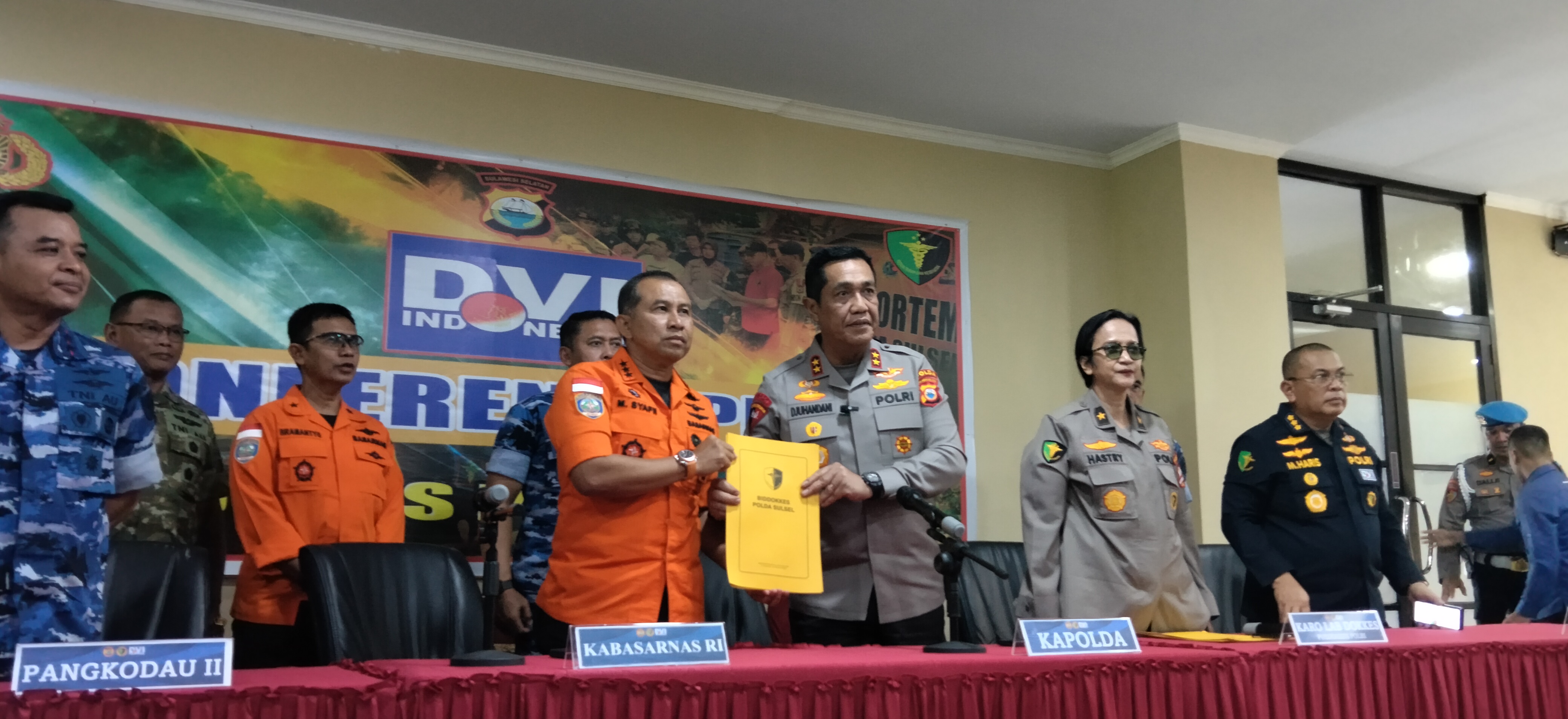 Evakuasi Korban Kecelakaan Pesawat di Gunung Bulusaraung Tuntas, 11 Kantong Jenazah di Serahkan ke DVI Polri Evakuasi Korban Kecelakaan Pesawat di Gunung Bulusaraung Tuntas, 11 Kantong Jenazah di Serahkan ke DVI Polri