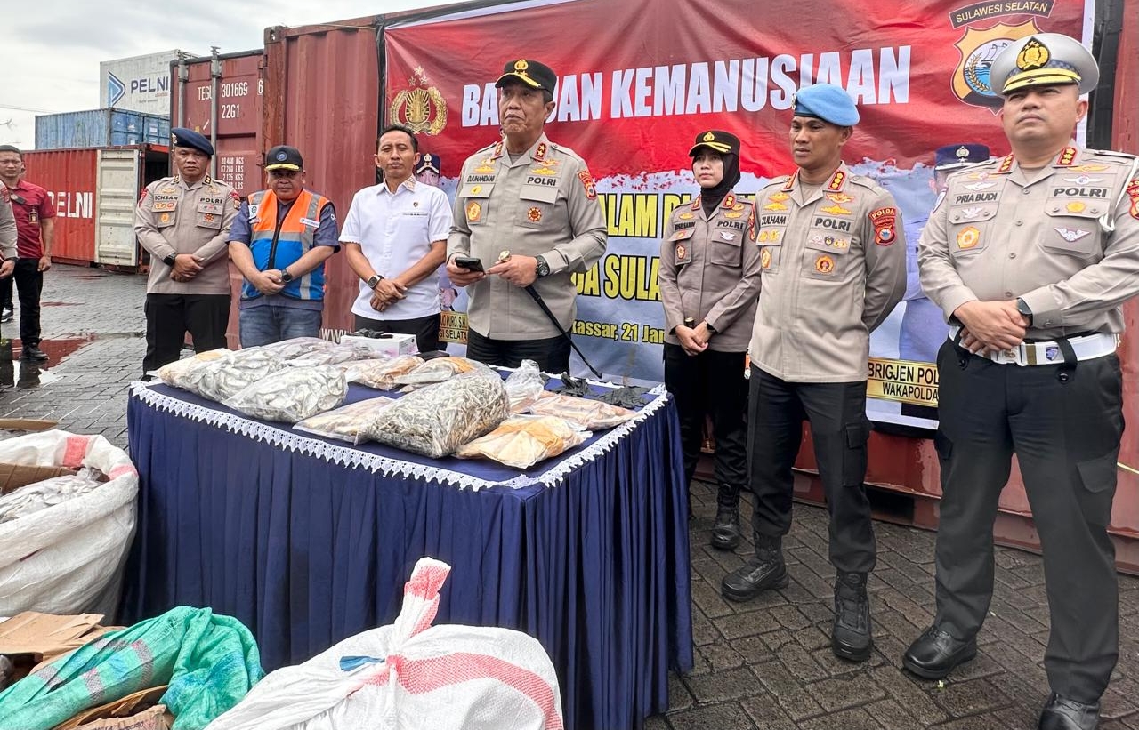 Kapolres AKBP Rise Dampingi Kapolda Sulsel Lepas Bantuan 10 Ton Lauk Pauk ke Aceh Kapolres AKBP Rise Dampingi Kapolda Sulsel Lepas Bantuan 10 Ton Lauk Pauk ke Aceh
