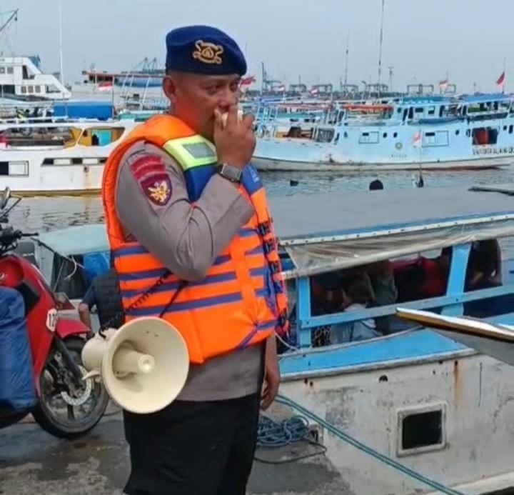 Cuaca Ekstrem Melanda Makassar, Satpolairud Hadir Jaga Keselamatan Warga di Pelabuhan Paotere