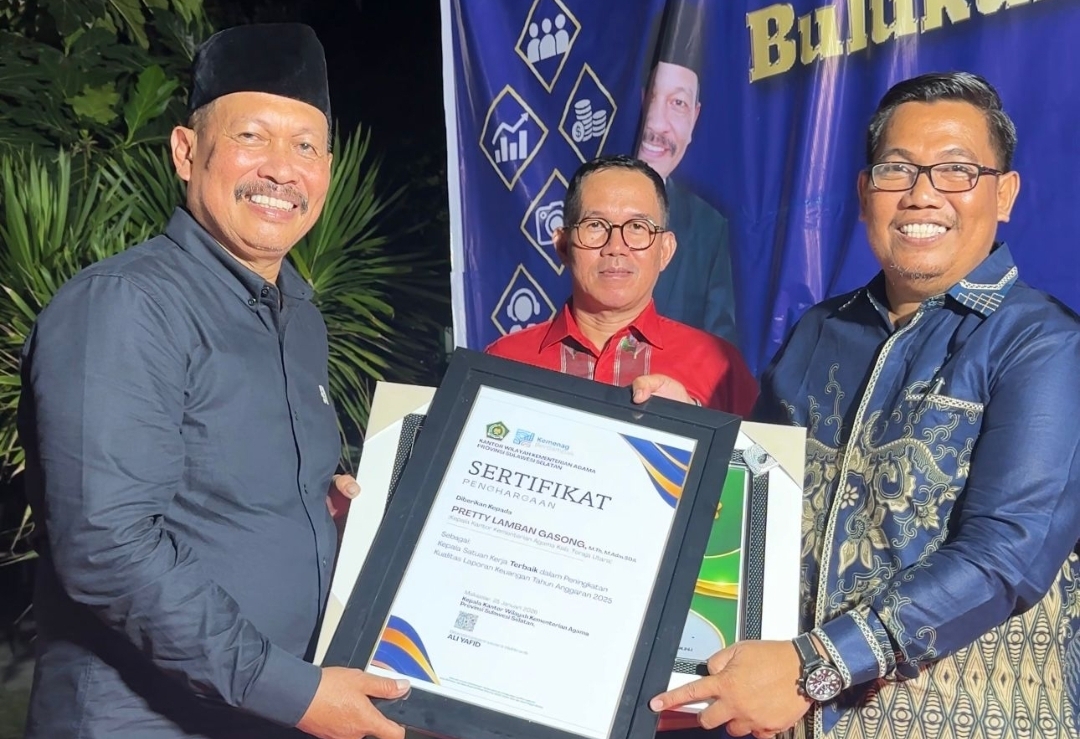 Kemenag Sulsel Beri Penghargaan Satker Terbaik Pada Evaluasi Kinerja 2025